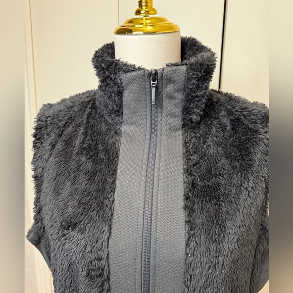 The North Face Women's Black Fleece Vest - Picture 4 of 13